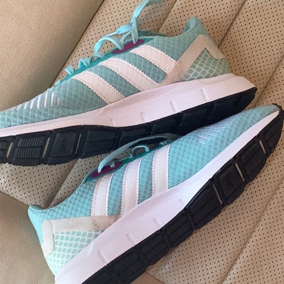 Adidas tennis shoes - Picture 3 of 7